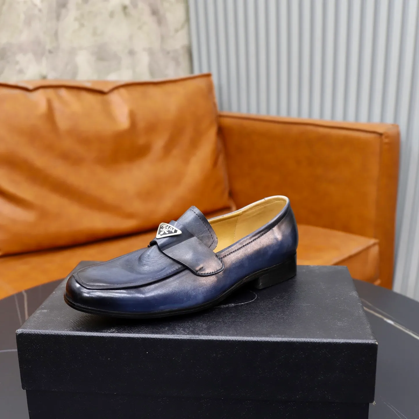 Ex-factory price: 520💰[PRADA] Prada's new casual men's shoes are launched in Hong Kong counters. Official website 1:1 production. Italian washed cowhide + water-dyed leather lining. Designed by European and American masters. Perfect shape to create counter quality, solid color rubber wear-resistant outsole and classic dazzling head! Super versatile and very comfortable. High-end without losing taste, fashionable and novel! ! Absolute focus! 3 colors available! Code number 38-45